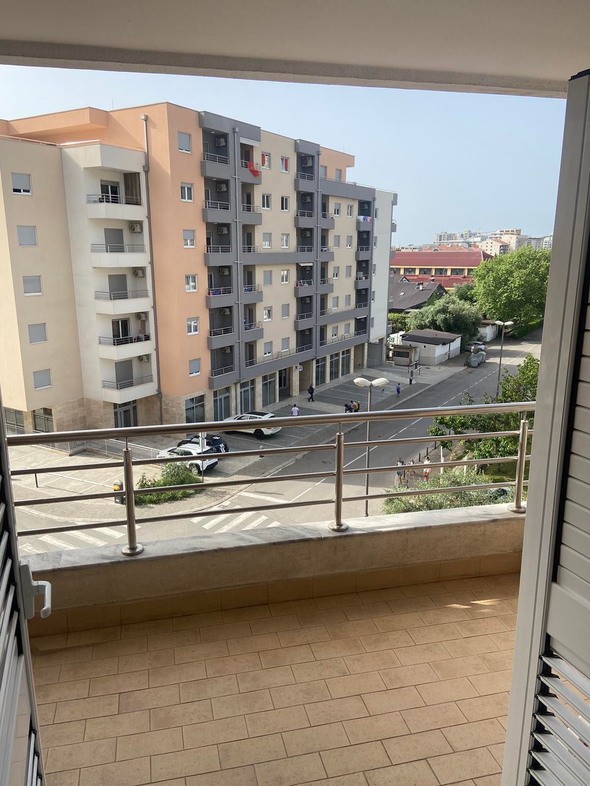 Izdavanje,namešten jednosoban stan kod autobuske stanice  sa parking mestom – Budva, Rozino (na duži period) - Amfora Real Estate