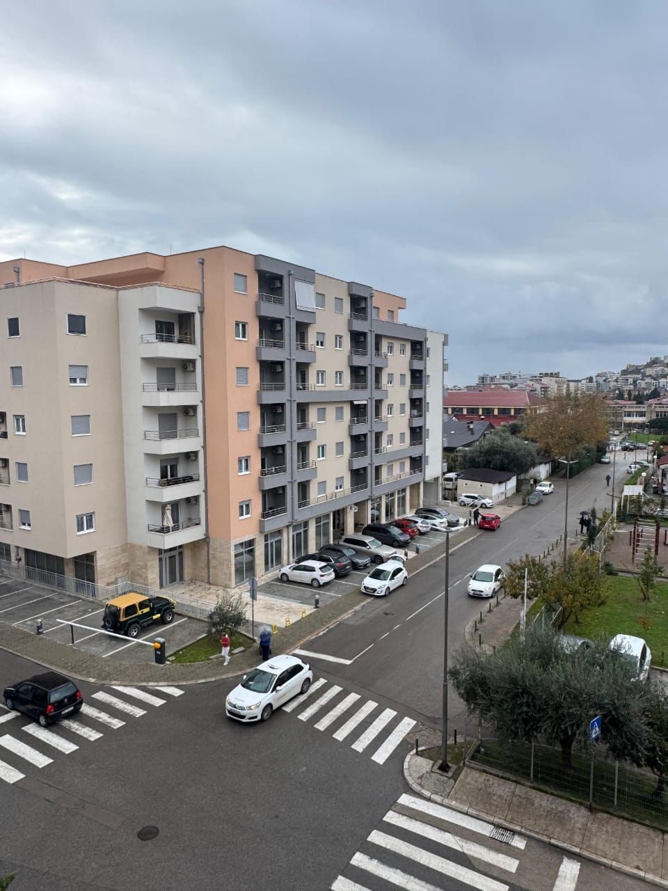 Izdavanje,namešten jednosoban stan kod autobuske stanice  sa parking mestom – Budva, Rozino (na duži period) - Amfora Real Estate