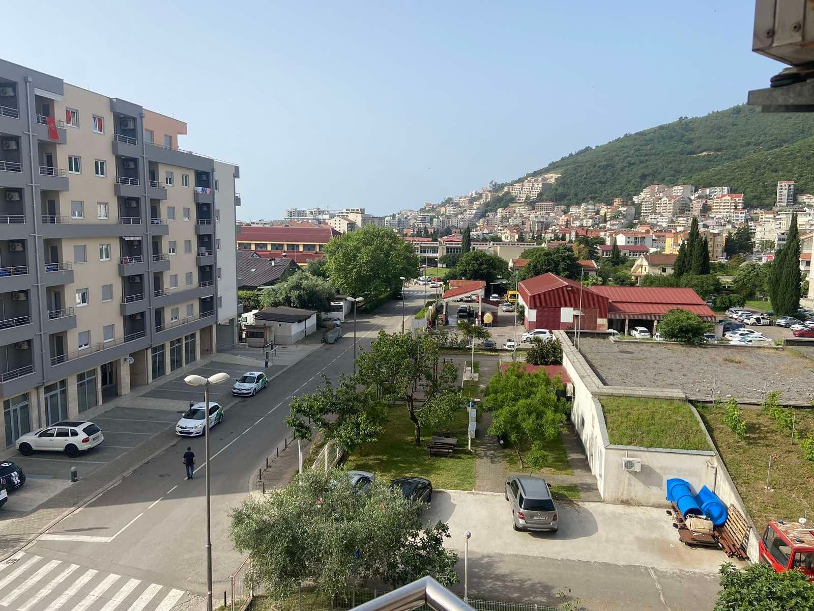 Izdavanje,namešten jednosoban stan kod autobuske stanice  sa parking mestom – Budva, Rozino (na duži period) - Amfora Real Estate