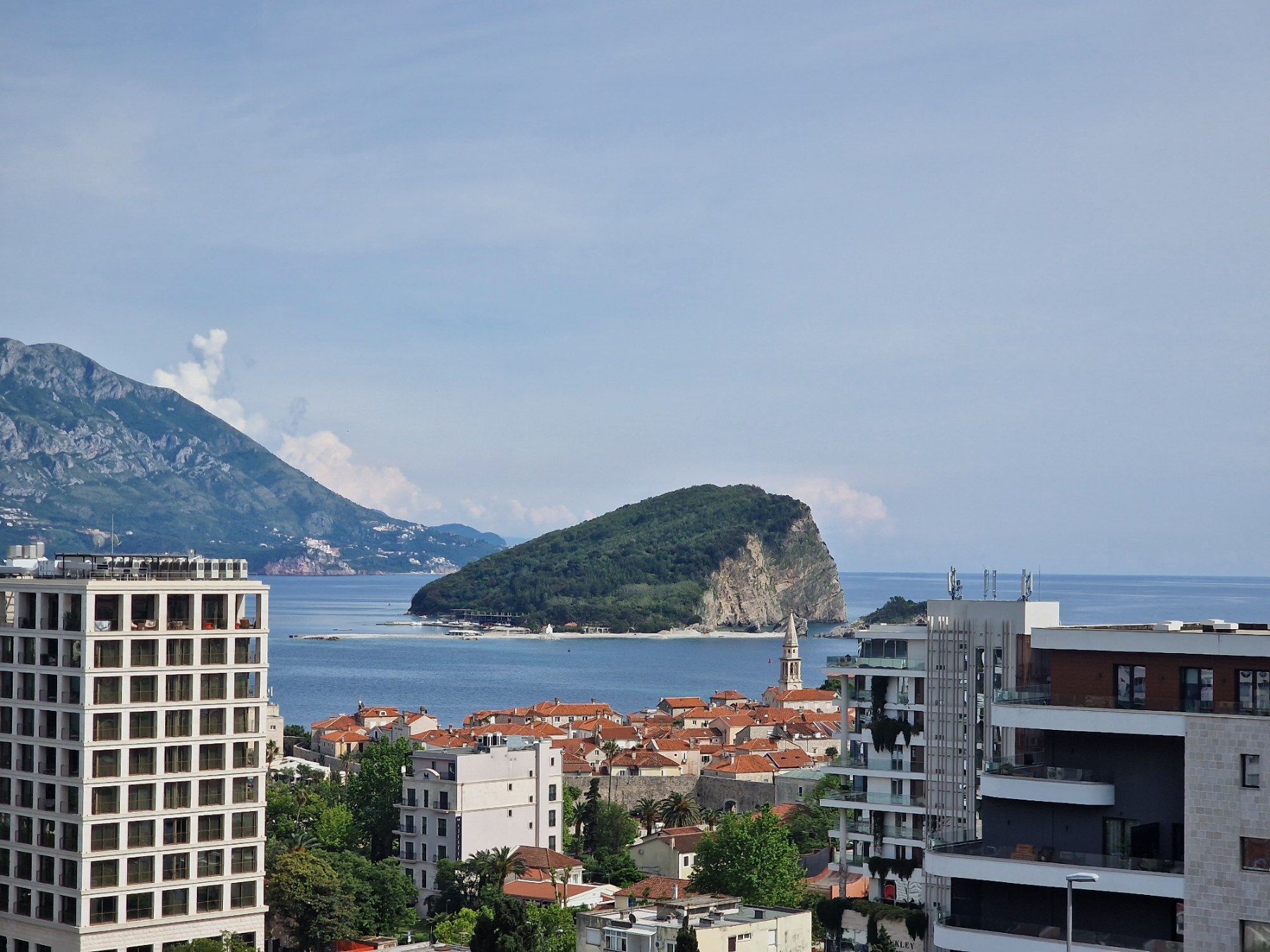 amforaproperty.com/Trosoban stan 150m2 sa panoramskim pogledom na more,Budva