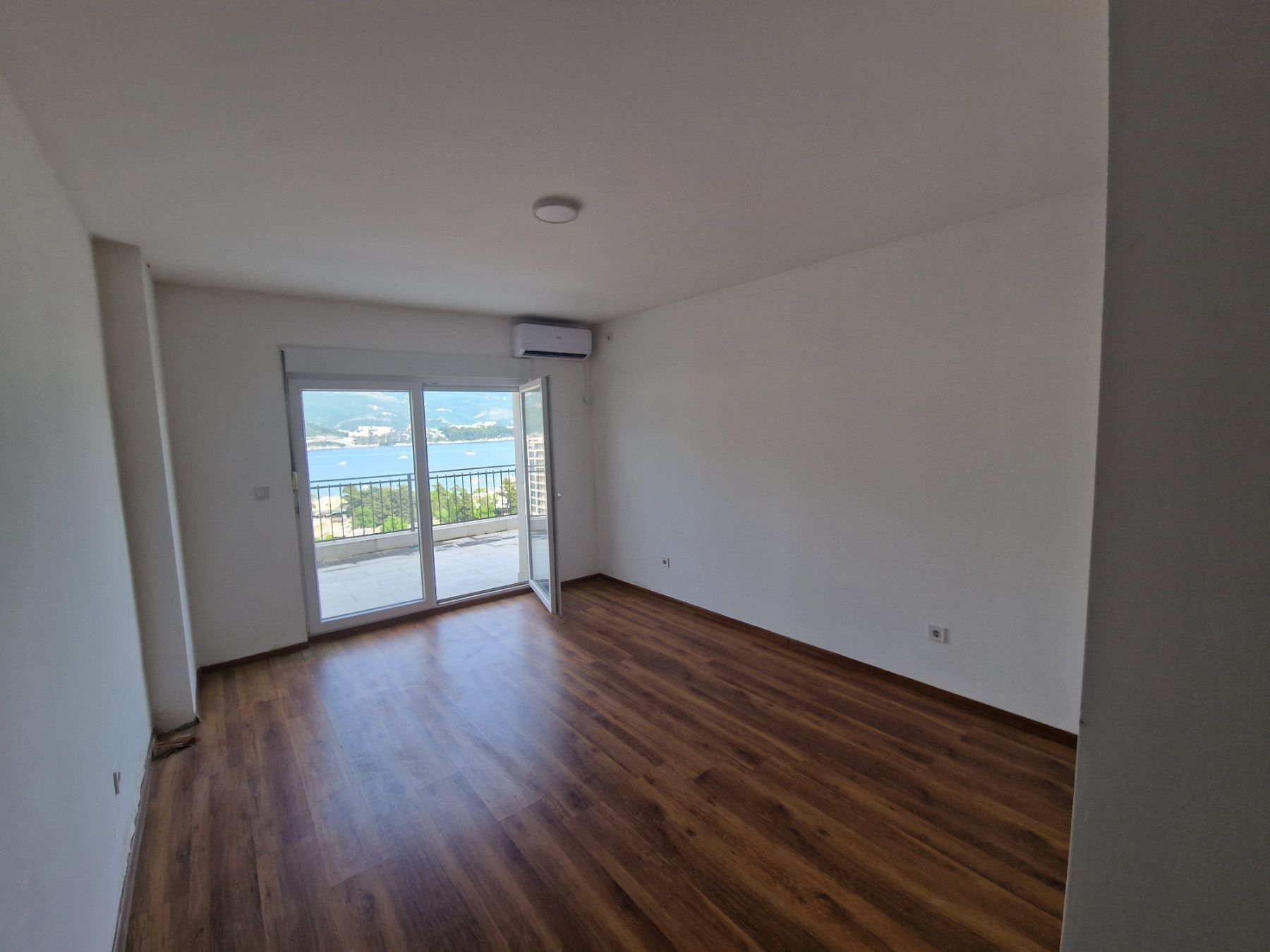 amforaproperty.com/Trosoban stan 150m2 sa panoramskim pogledom na more,Budva