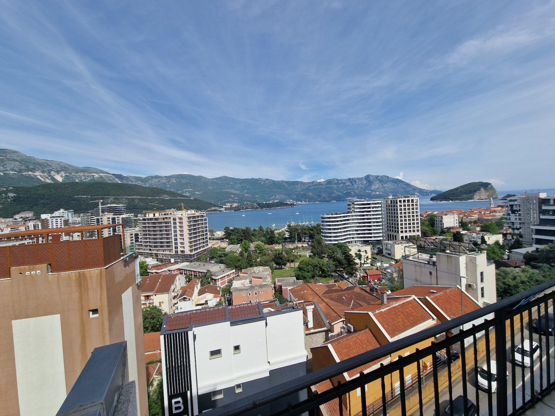 amforaproperty.com/Trosoban stan 150m2 sa panoramskim pogledom na more,Budva