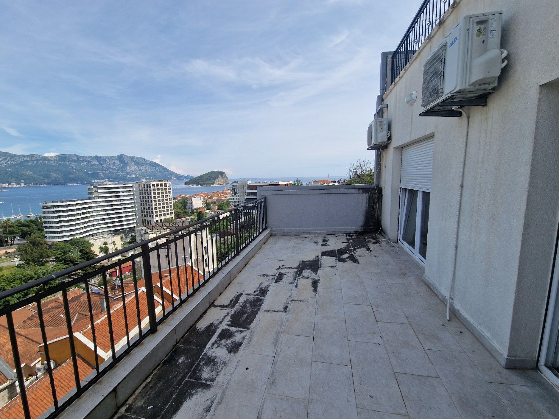 amforaproperty.com/Trosoban stan 150m2 sa panoramskim pogledom na more,Budva