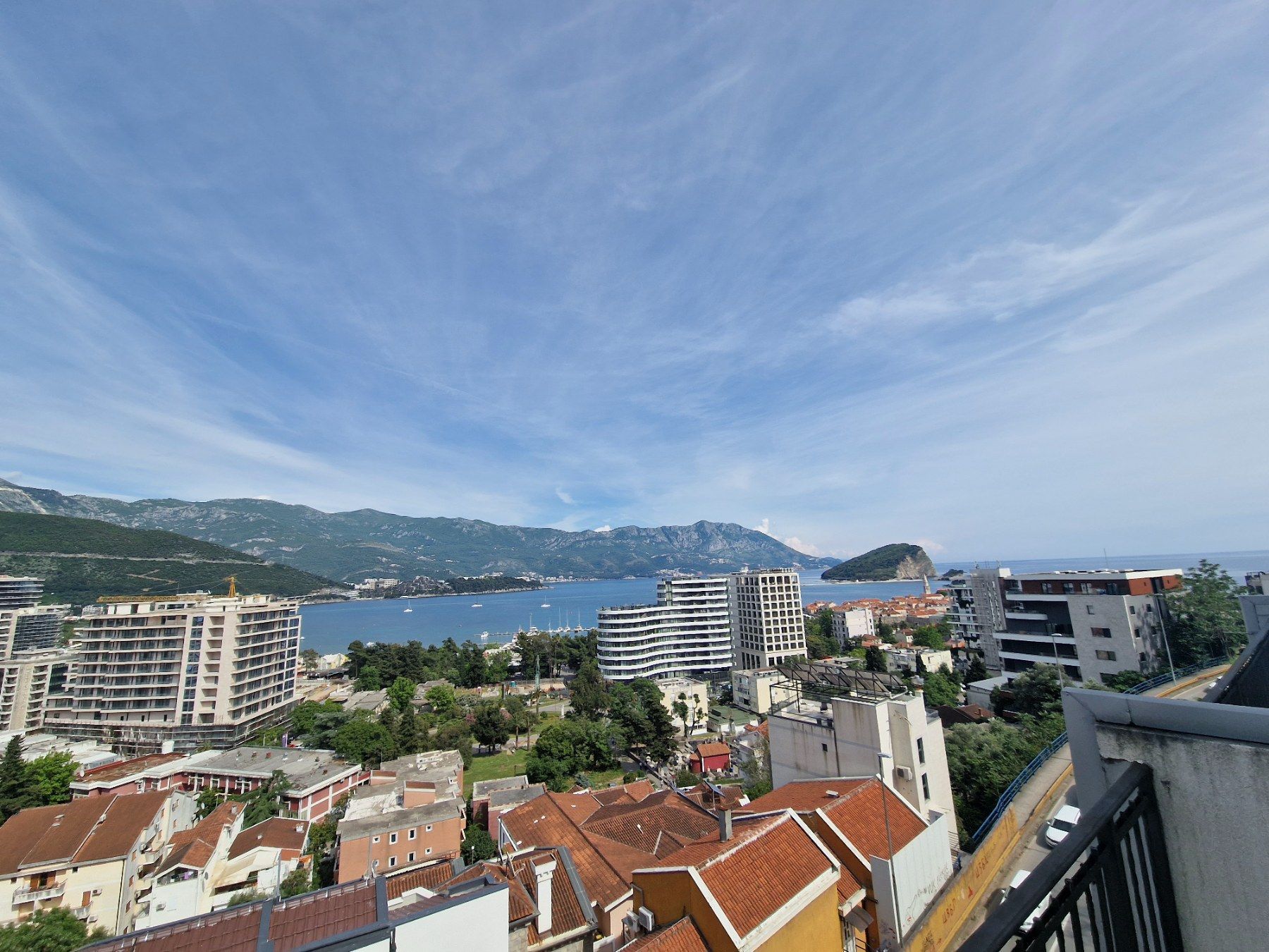 amforaproperty.com/Trosoban stan 150m2 sa panoramskim pogledom na more,Budva