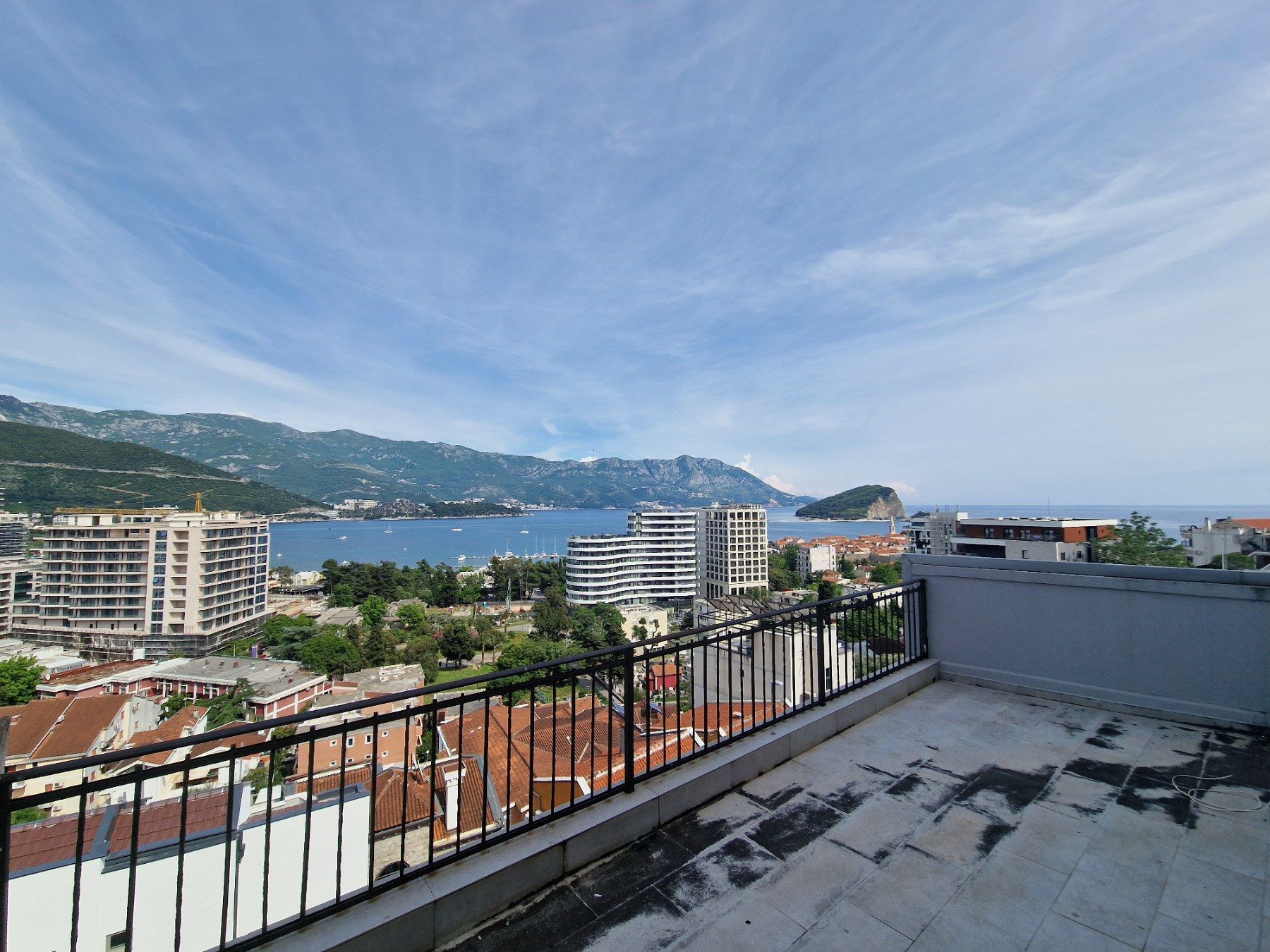 amforaproperty.com/Trosoban stan 150m2 sa panoramskim pogledom na more,Budva