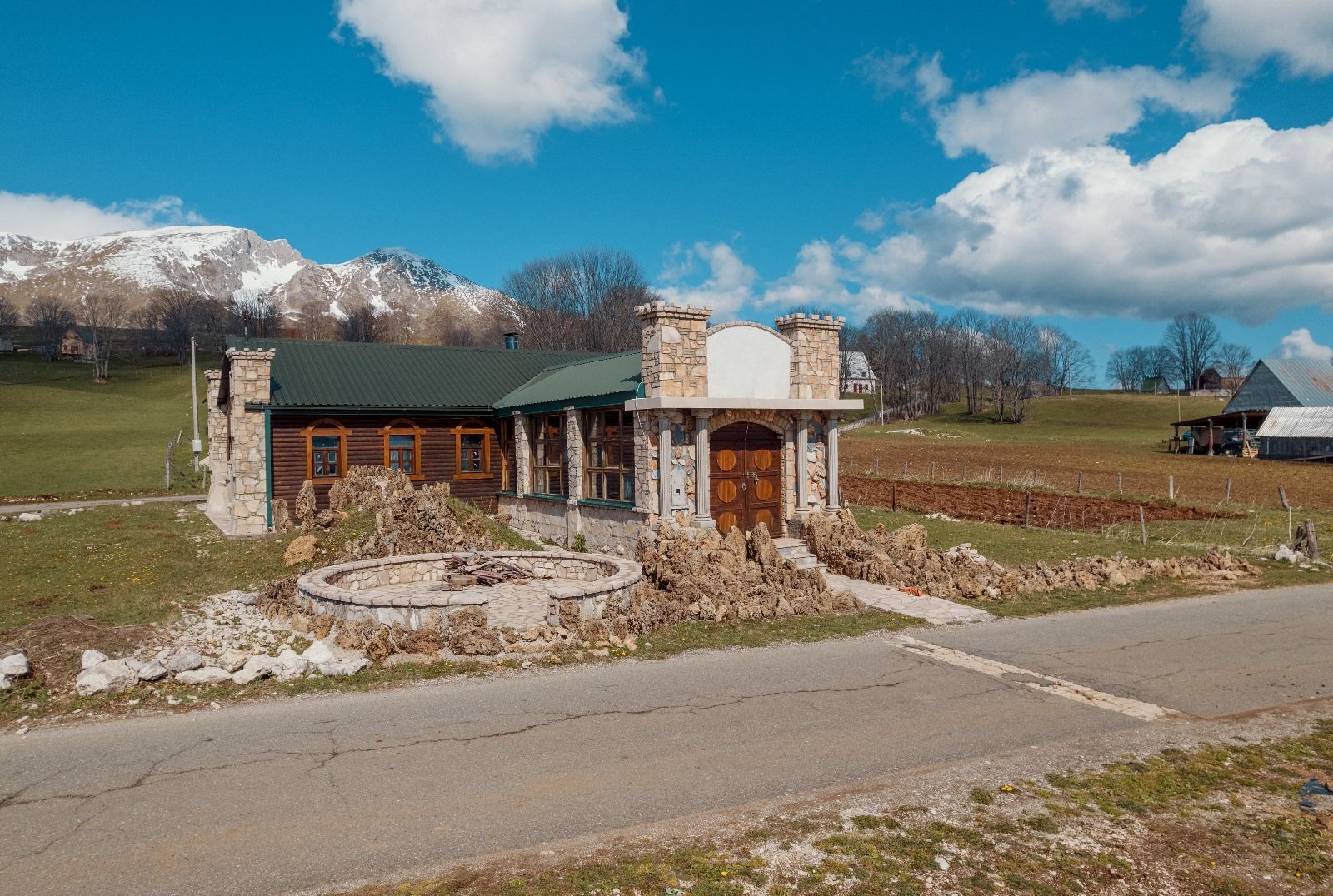 amforaproperty.com/Zabljak-Jedinstven unikatni restoran 300m2 na placu od 18,000m2