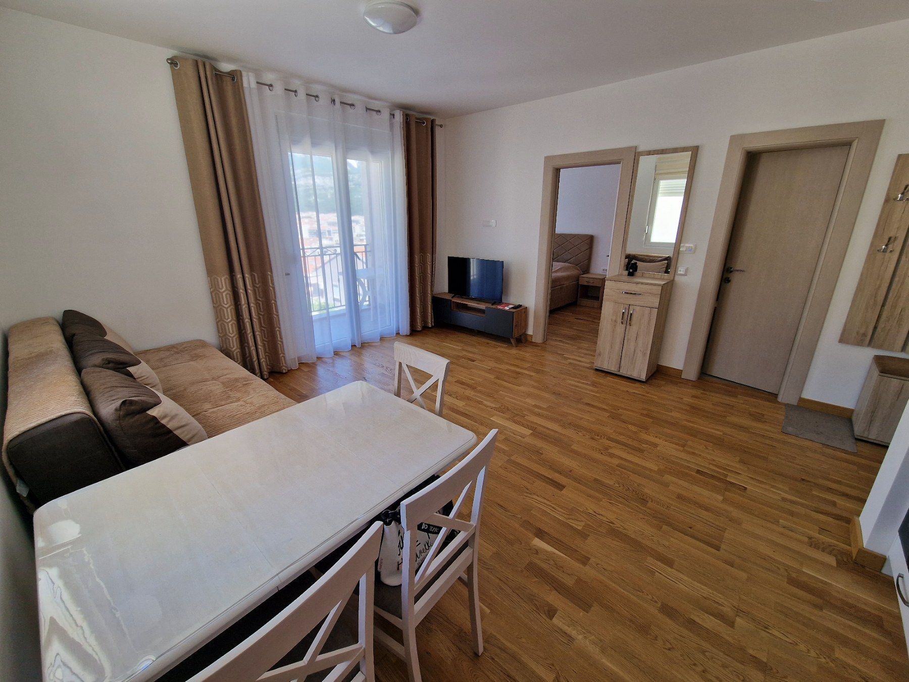 amforaproperty.com/Moderno opremljen jednosoban stan na atraktivnoj lokaciji,Topliski put-Budva.(NA DUZI VREMENSKI PERIOD)