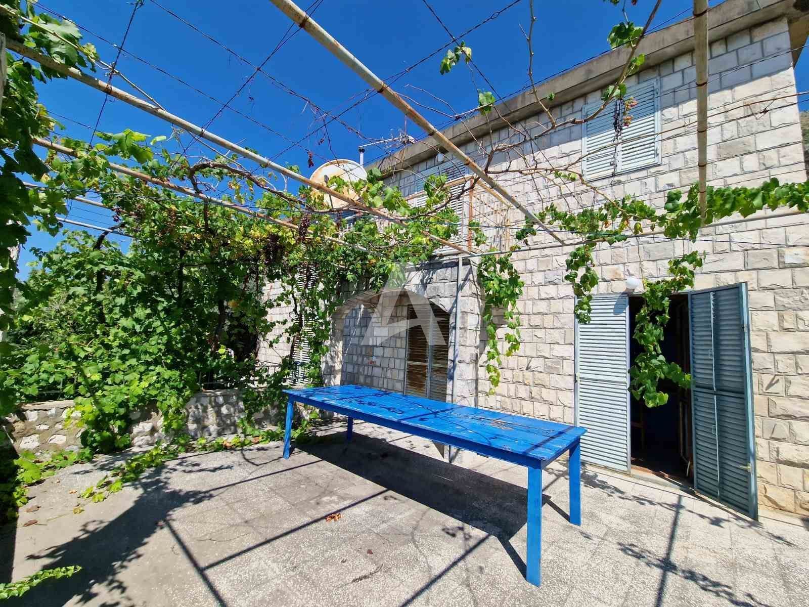 amforaproperty.com/Budva,Rezevici-Dve kamene kuce sa bazenom i panoramskim pogledom