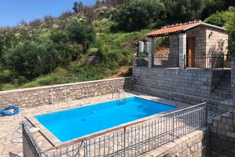 amforaproperty.com/Budva,Rezevici-Dve kamene kuce sa bazenom i panoramskim pogledom