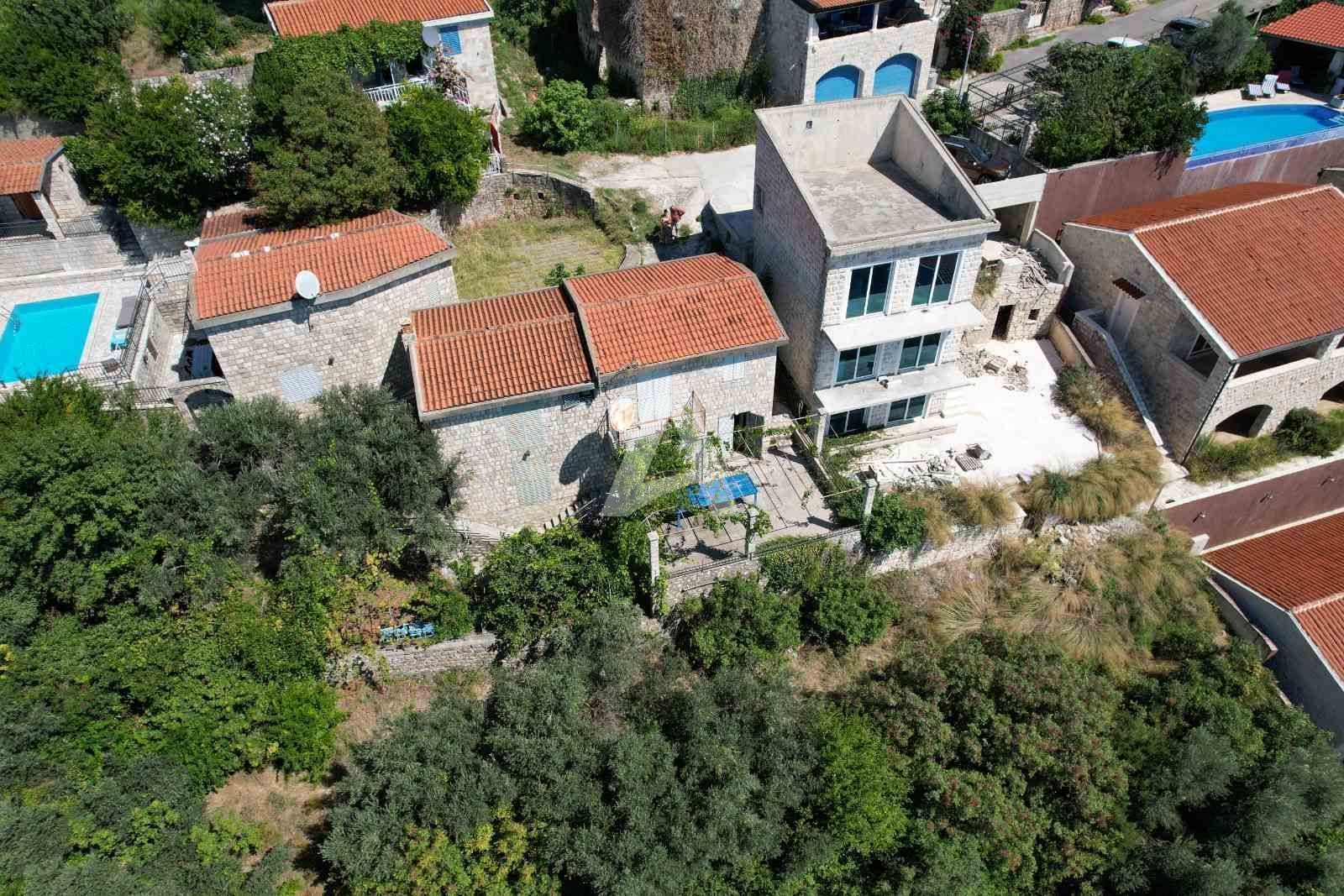 amforaproperty.com/Budva,Rezevici-Dve kamene kuce sa bazenom i panoramskim pogledom