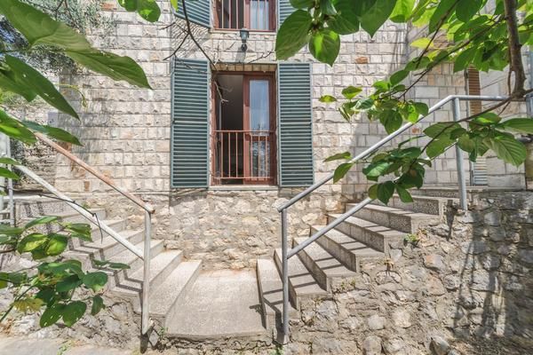 amforaproperty.com/Budva,Rezevici-Dve kamene kuce sa bazenom i panoramskim pogledom