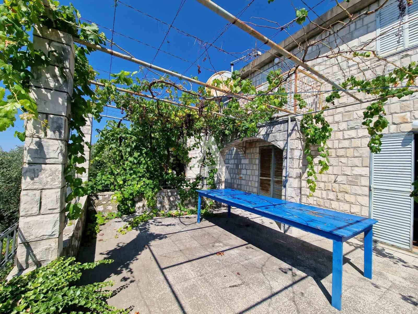 amforaproperty.com/Budva,Rezevici-Dve kamene kuce sa bazenom i panoramskim pogledom