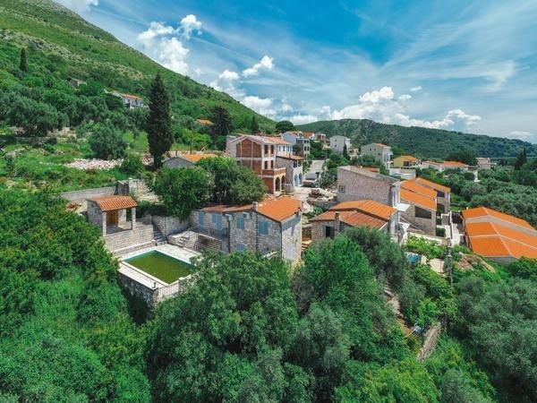 amforaproperty.com/Budva,Rezevici-Dve kamene kuce sa bazenom i panoramskim pogledom