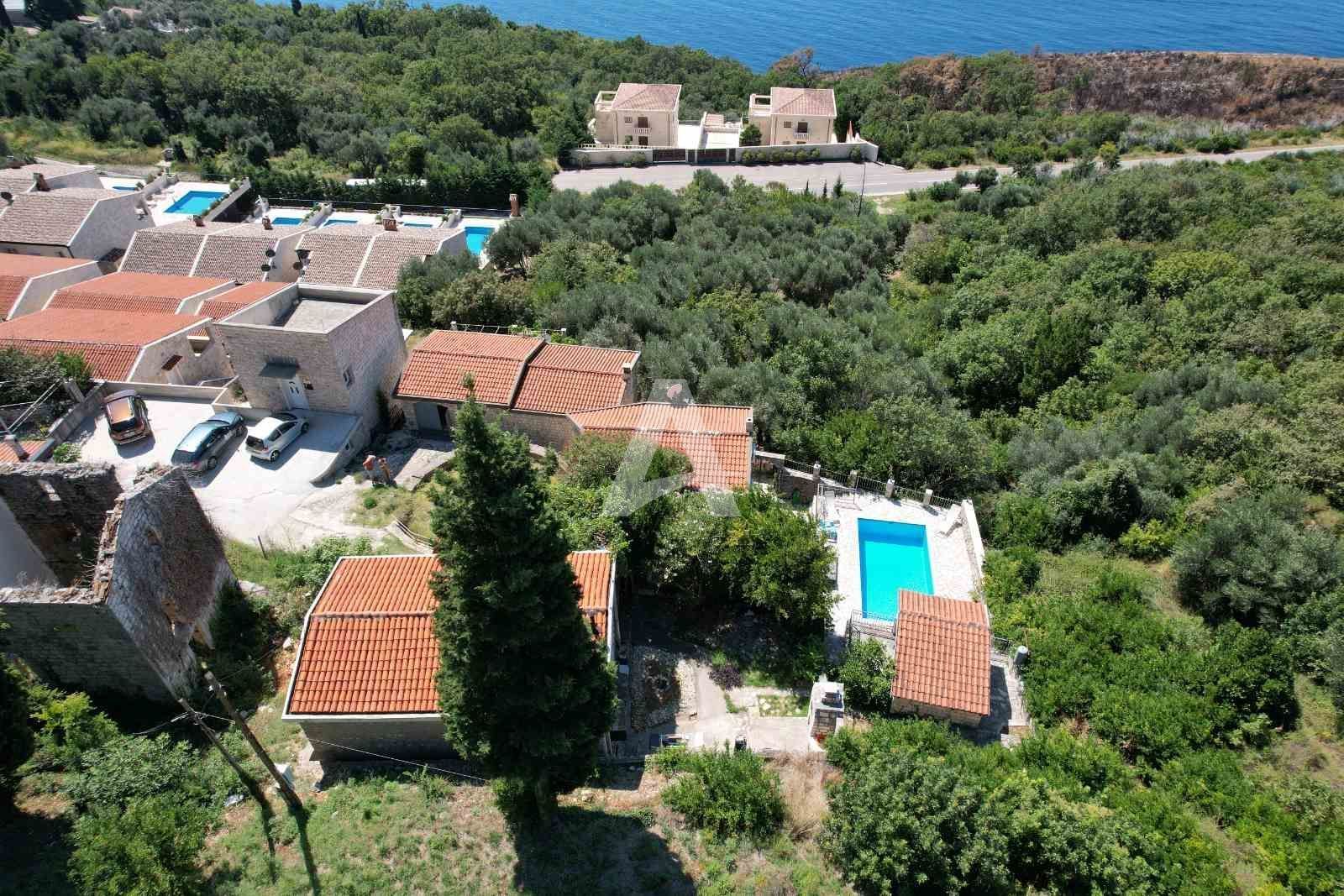 amforaproperty.com/Budva,Rezevici-Dve kamene kuce sa bazenom i panoramskim pogledom