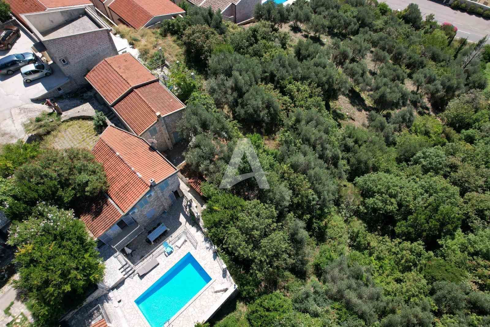 amforaproperty.com/Budva,Rezevici-Dve kamene kuce sa bazenom i panoramskim pogledom