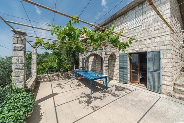 amforaproperty.com/Budva,Rezevici-Dve kamene kuce sa bazenom i panoramskim pogledom