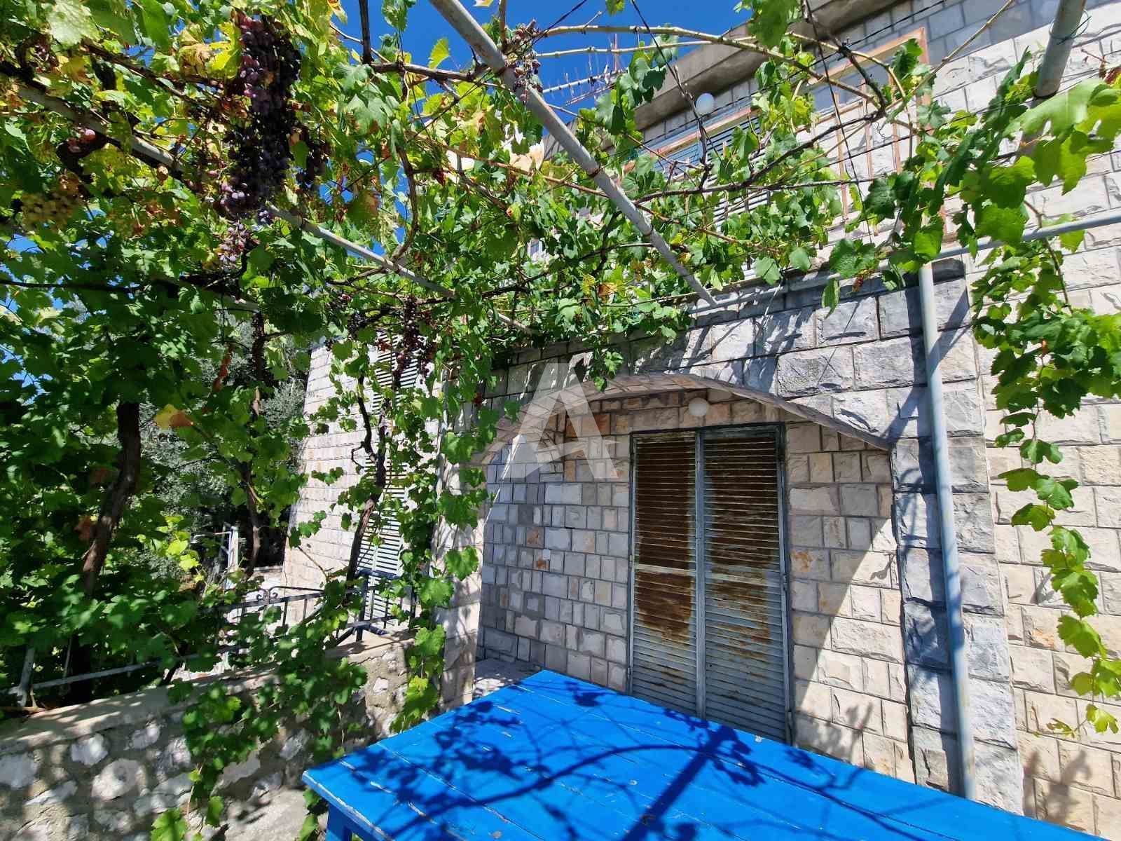 amforaproperty.com/Budva,Rezevici-Dve kamene kuce sa bazenom i panoramskim pogledom