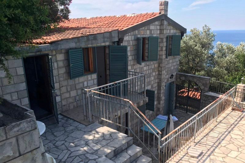 amforaproperty.com/Budva,Rezevici-Dve kamene kuce sa bazenom i panoramskim pogledom