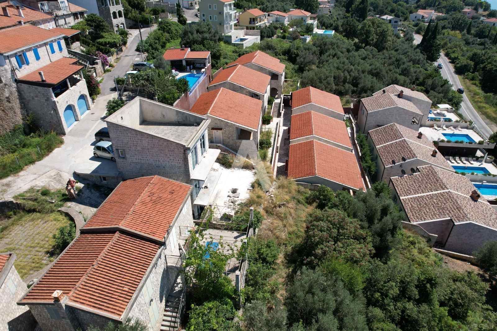 amforaproperty.com/Budva,Rezevici-Dve kamene kuce sa bazenom i panoramskim pogledom