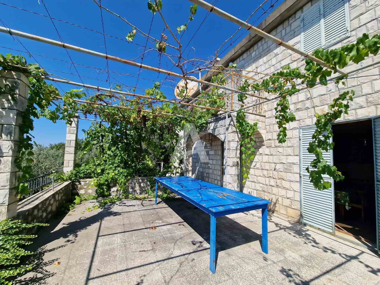 amforaproperty.com/Budva,Rezevici-Dve kamene kuce sa bazenom i panoramskim pogledom