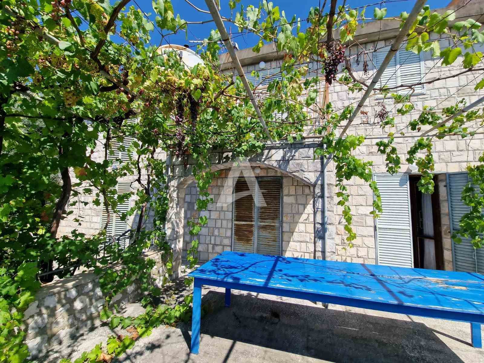 amforaproperty.com/Budva,Rezevici-Dve kamene kuce sa bazenom i panoramskim pogledom