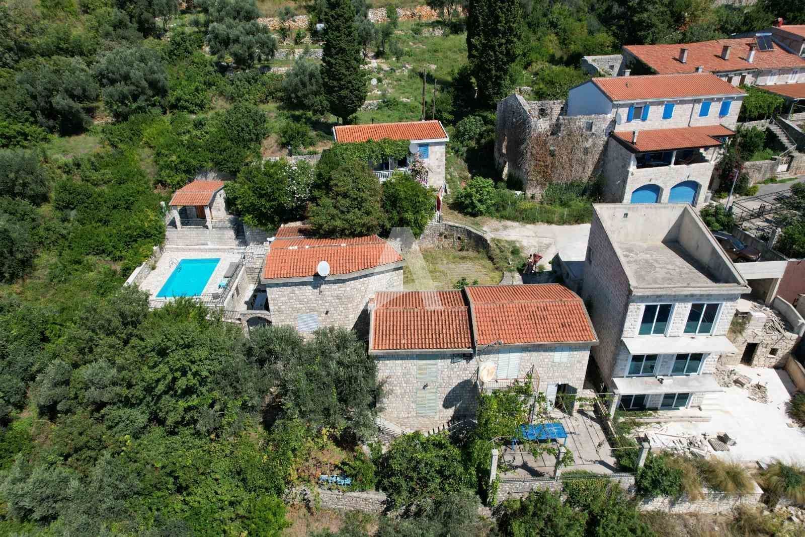 amforaproperty.com/Budva,Rezevici-Dve kamene kuce sa bazenom i panoramskim pogledom