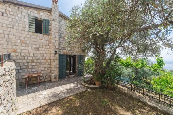 amforaproperty.com/Budva,Rezevici-Dve kamene kuce sa bazenom i panoramskim pogledom