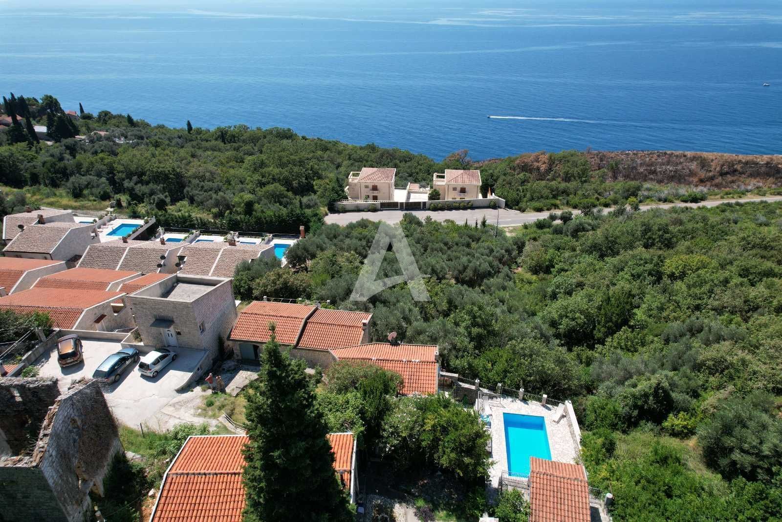 amforaproperty.com/Budva,Rezevici-Dve kamene kuce sa bazenom i panoramskim pogledom