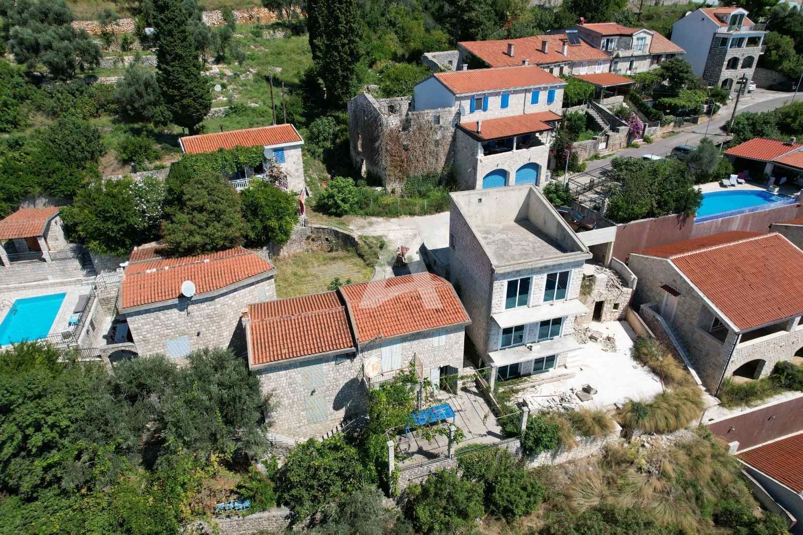 amforaproperty.com/Budva,Rezevici-Dve kamene kuce sa bazenom i panoramskim pogledom