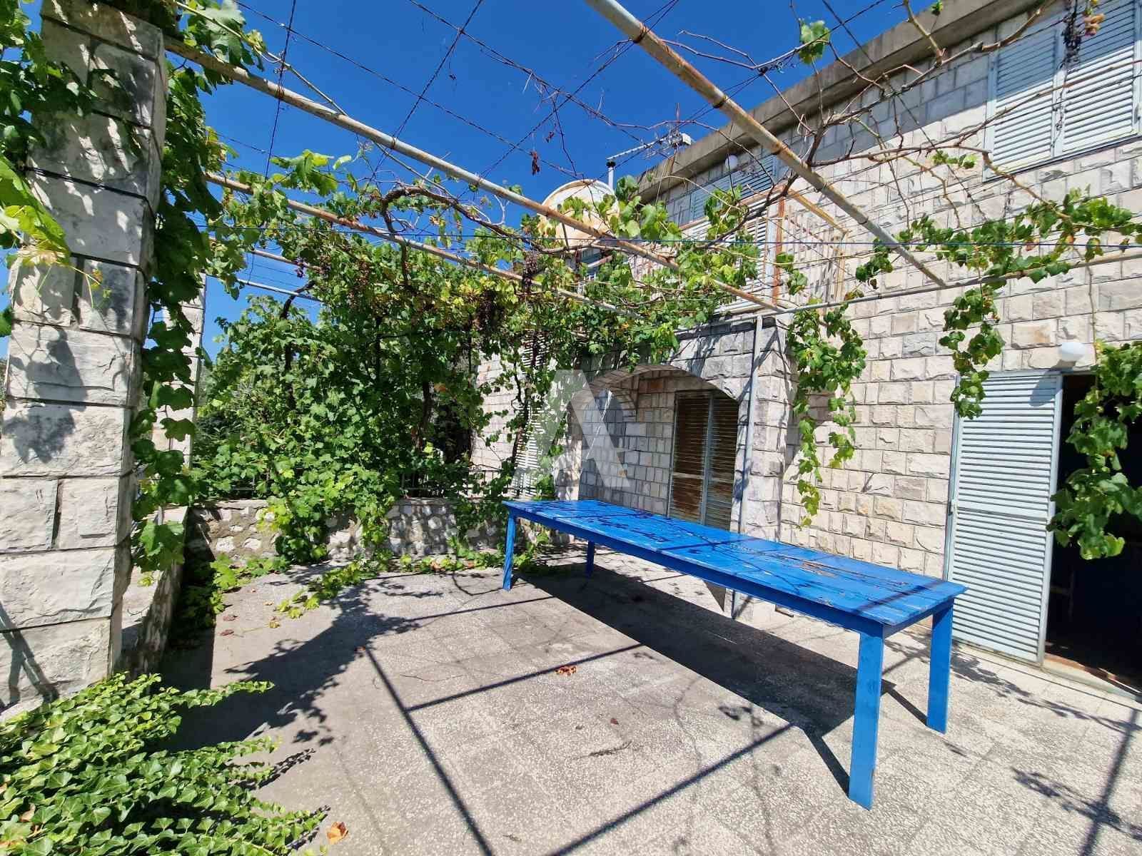 amforaproperty.com/Budva,Rezevici-Dve kamene kuce sa bazenom i panoramskim pogledom