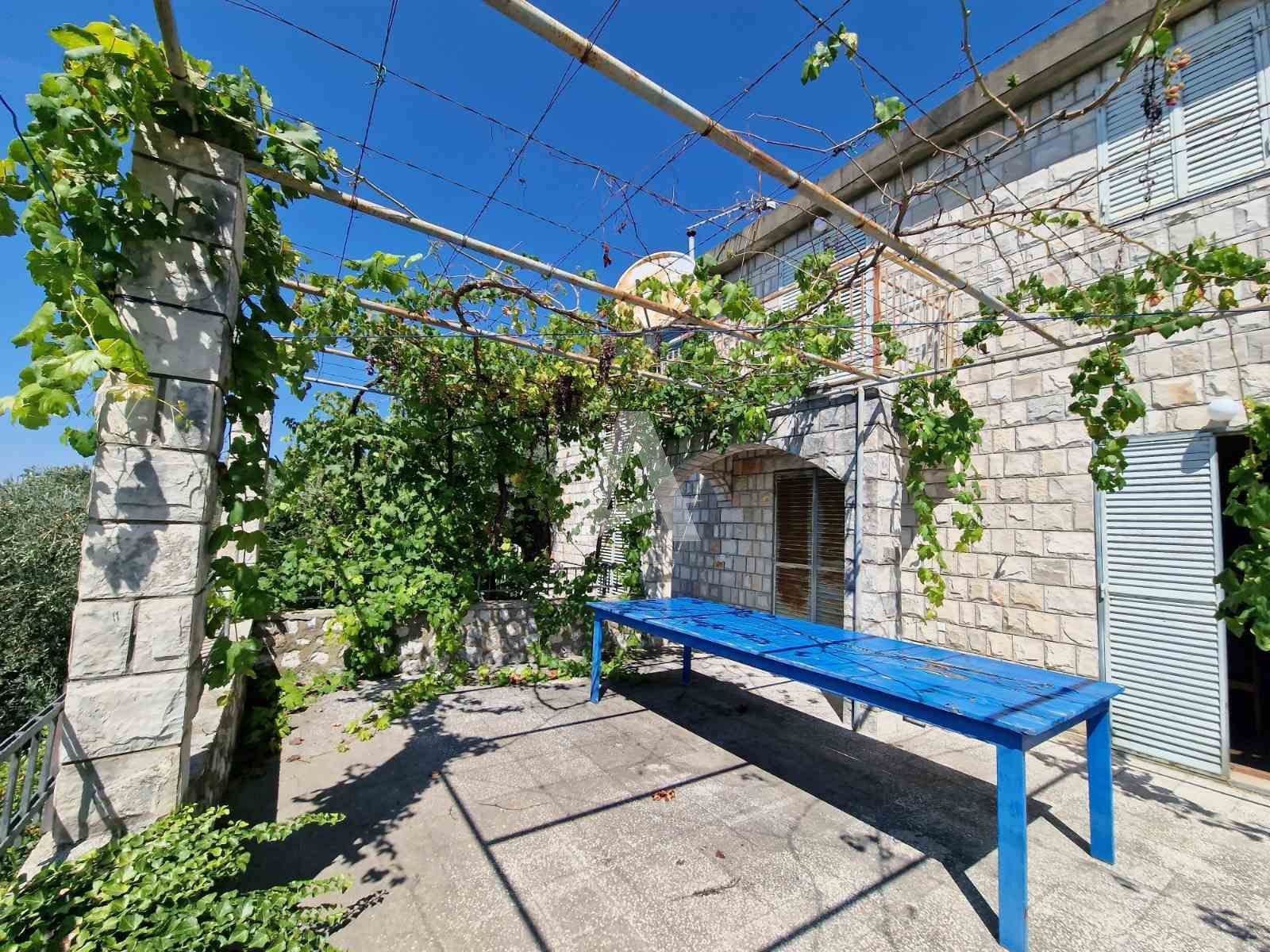 amforaproperty.com/Budva,Rezevici-Dve kamene kuce sa bazenom i panoramskim pogledom