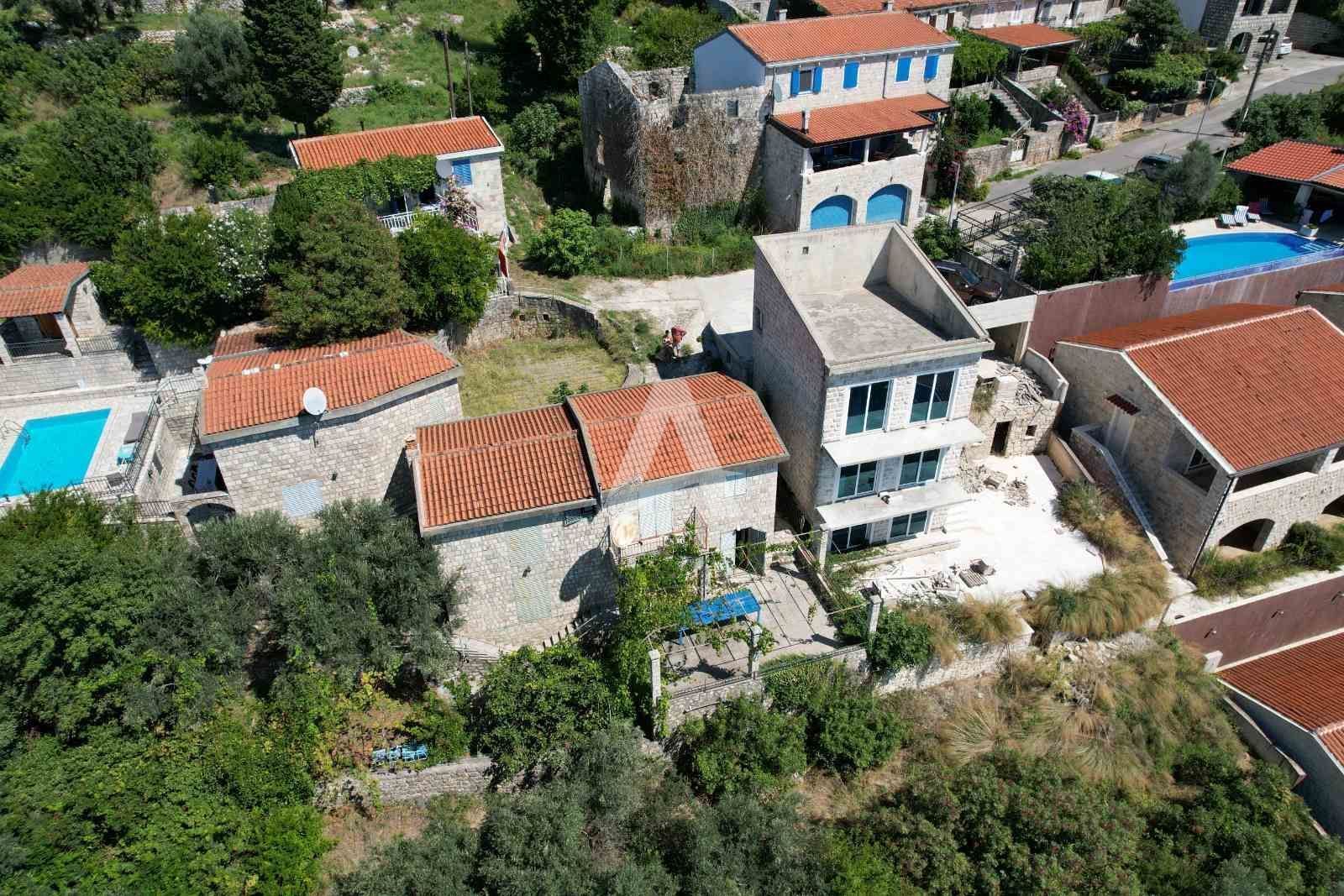 amforaproperty.com/Budva,Rezevici-Dve kamene kuce sa bazenom i panoramskim pogledom