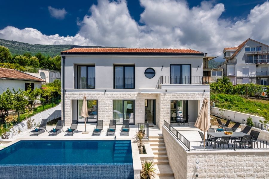 Luksuzna nova vila 250 m² sa bazenom i panoramskim pogledom – Mrčevaц, Tivat - Amfora Real Estate