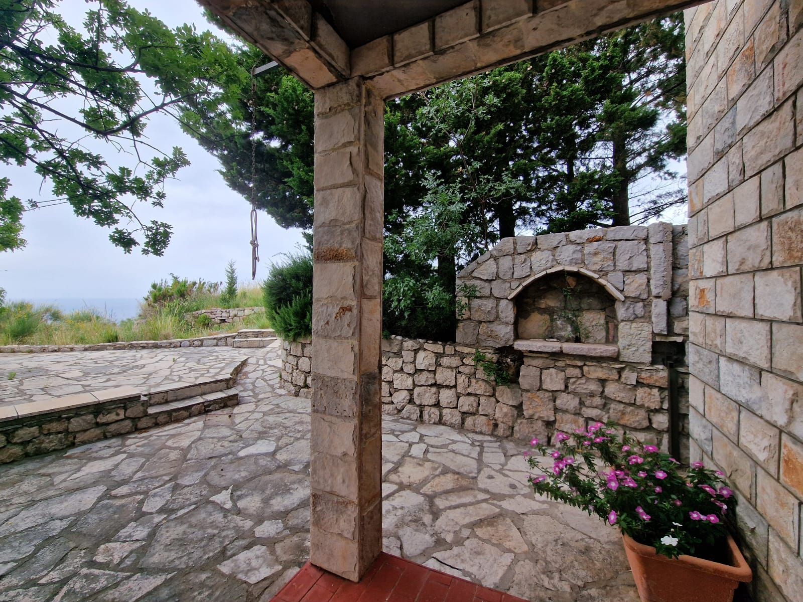 amforaproperty.com/Budva,Skočiđevojka-Kamena kuca sa bazenom i panoramskim pogledom na more