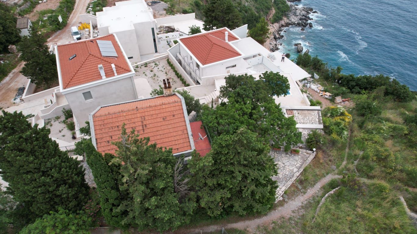 amforaproperty.com/Budva,Skočiđevojka-Kamena kuca sa bazenom i panoramskim pogledom na more
