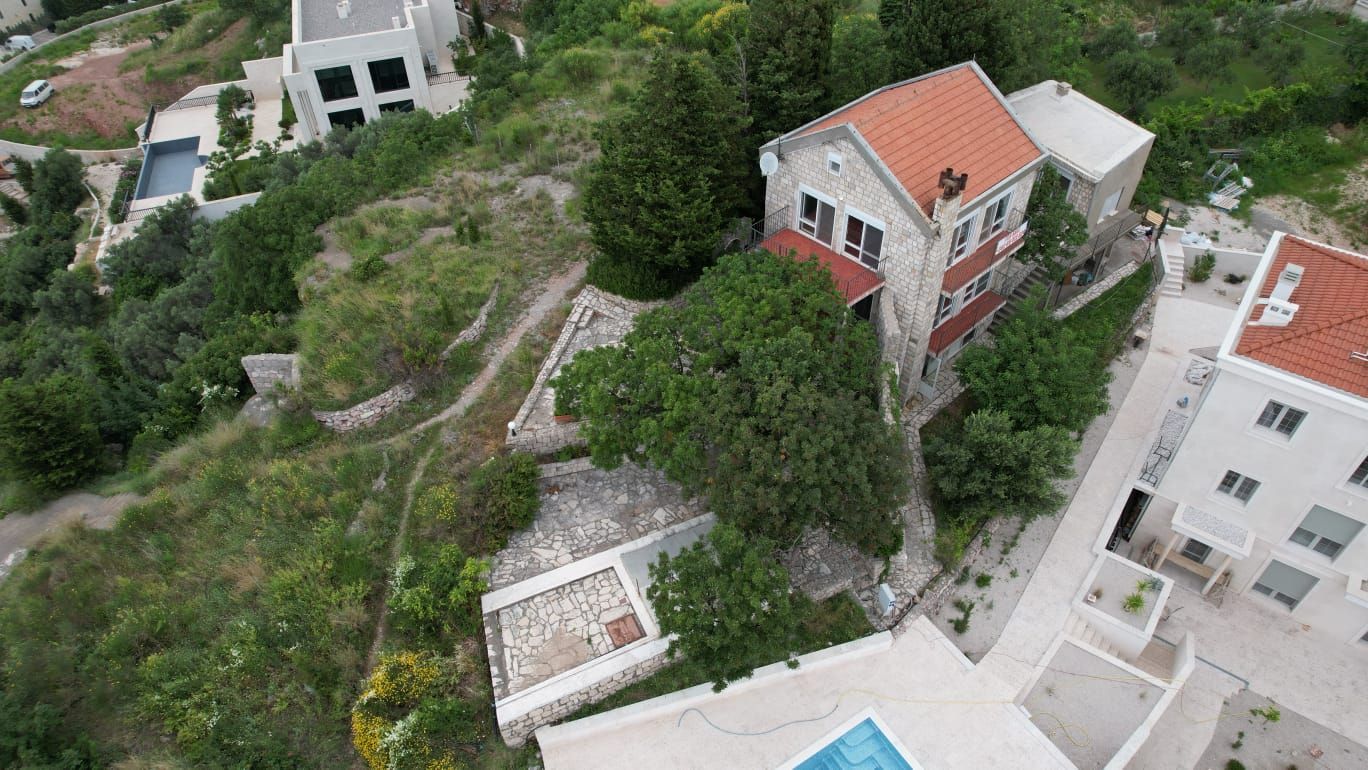 amforaproperty.com/Budva,Skočiđevojka-Kamena kuca sa bazenom i panoramskim pogledom na more