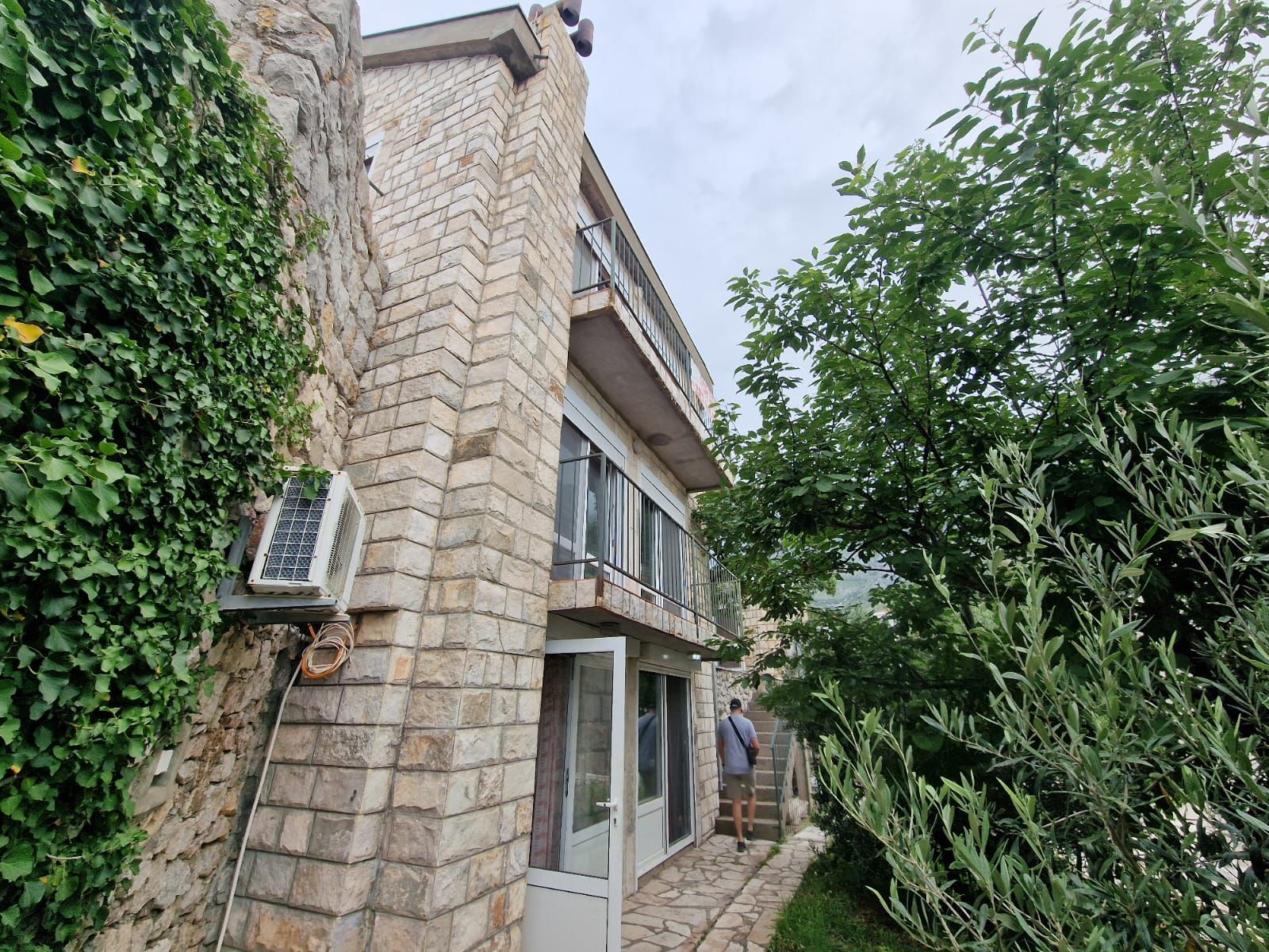 amforaproperty.com/Budva,Skočiđevojka-Kamena kuca sa bazenom i panoramskim pogledom na more
