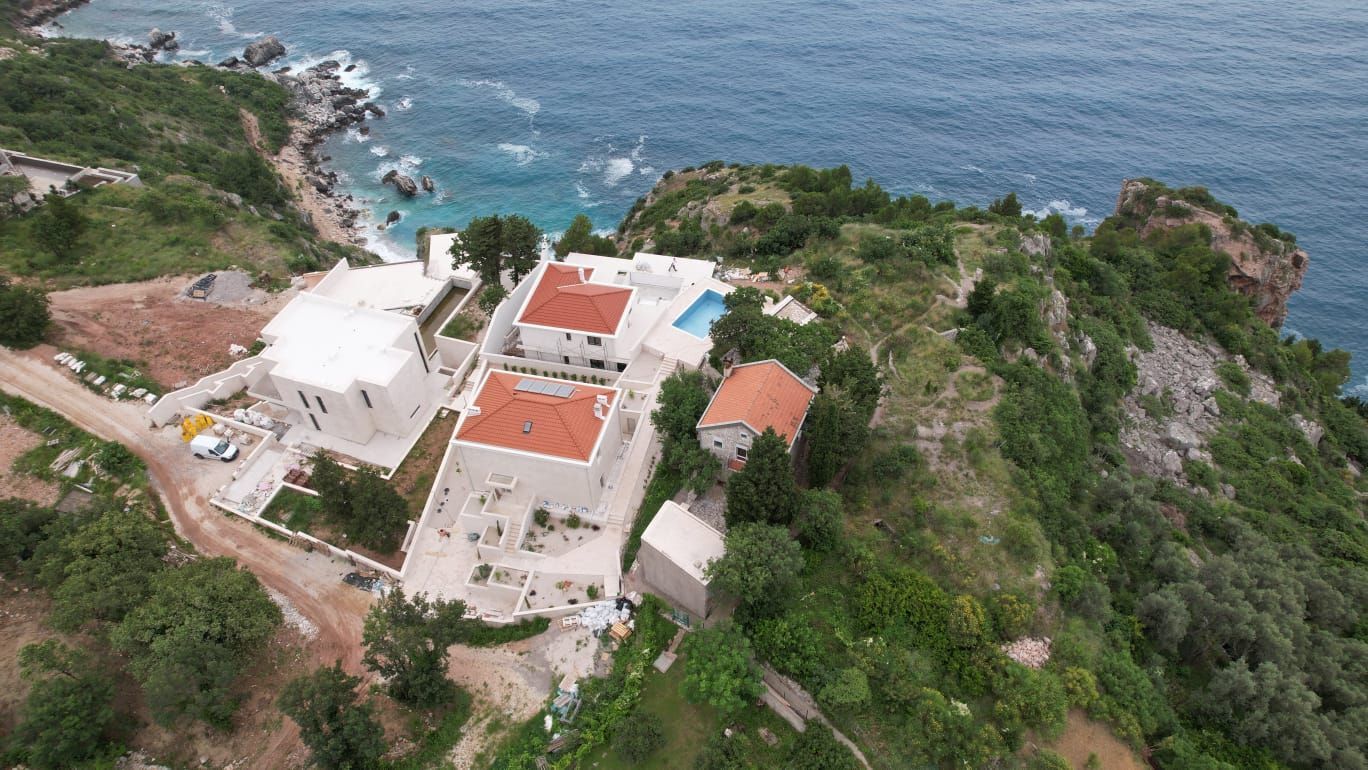 amforaproperty.com/Budva,Skočiđevojka-Kamena kuca sa bazenom i panoramskim pogledom na more
