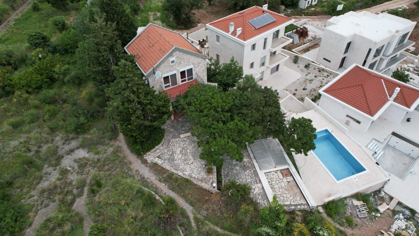 amforaproperty.com/Budva,Skočiđevojka-Kamena kuca sa bazenom i panoramskim pogledom na more