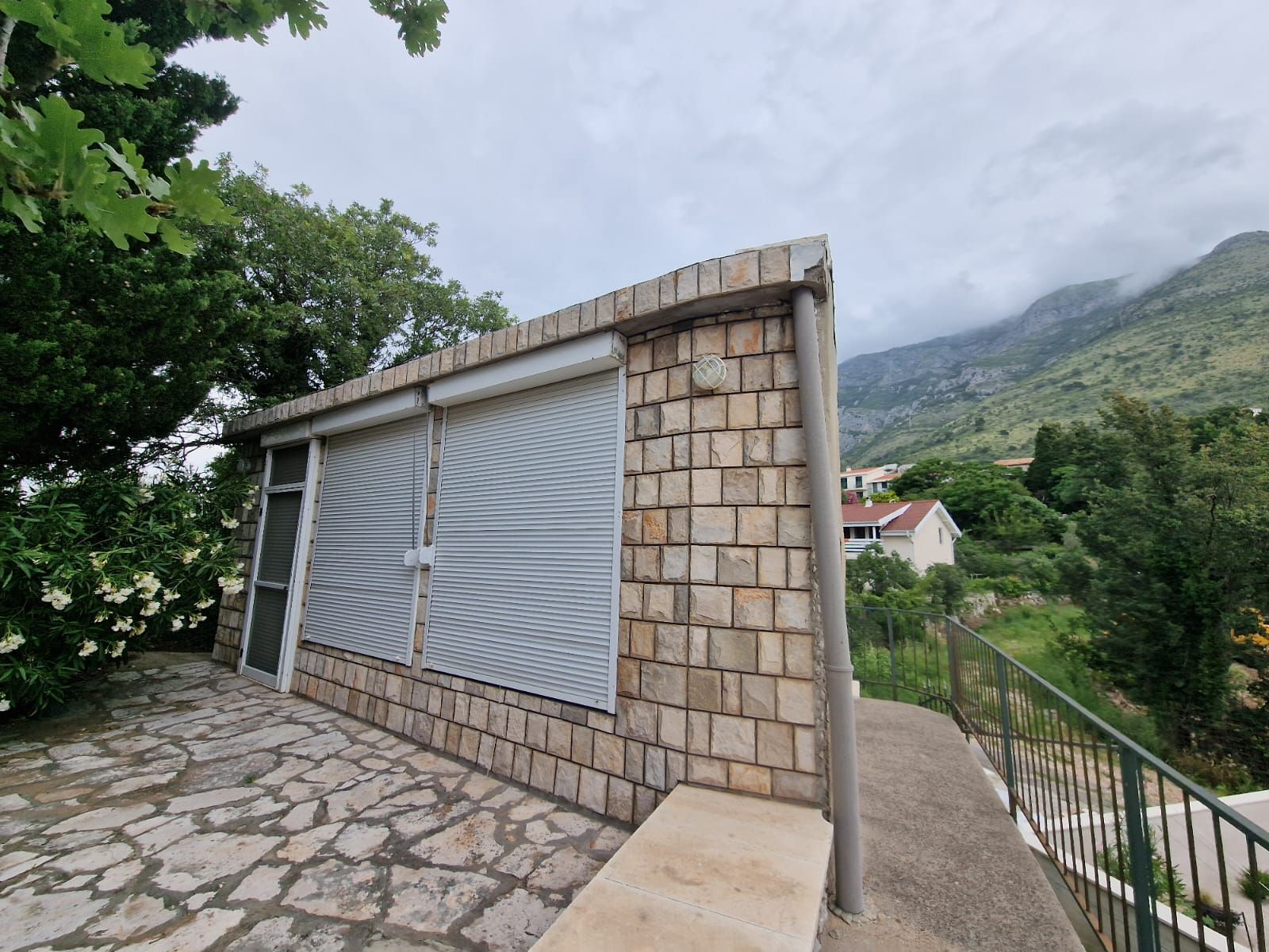 amforaproperty.com/Budva,Skočiđevojka-Kamena kuca sa bazenom i panoramskim pogledom na more