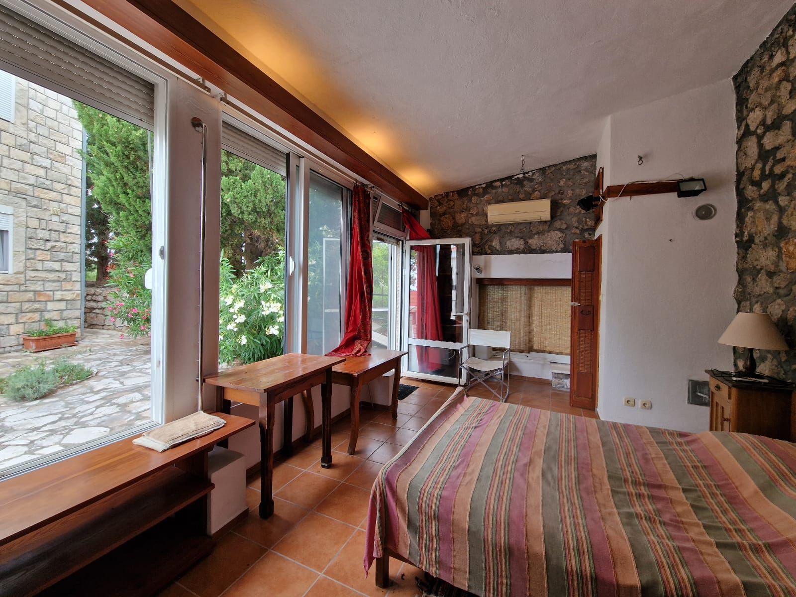amforaproperty.com/Budva,Skočiđevojka-Kamena kuca sa bazenom i panoramskim pogledom na more