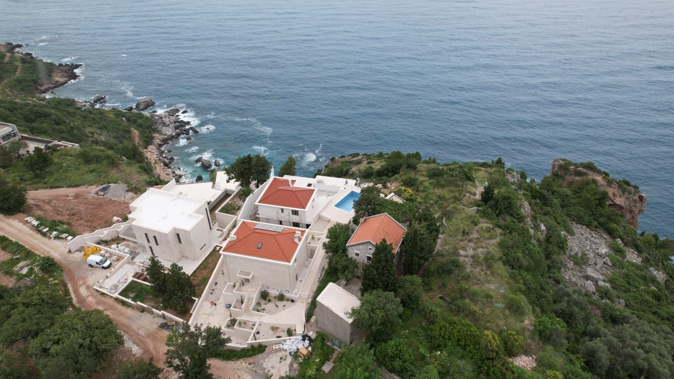 amforaproperty.com/Budva,Skočiđevojka-Kamena kuca sa bazenom i panoramskim pogledom na more