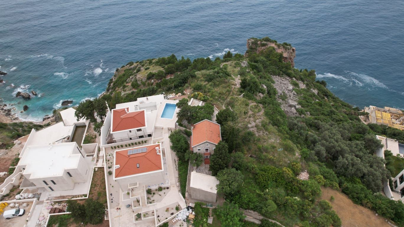 amforaproperty.com/Budva,Skočiđevojka-Kamena kuca sa bazenom i panoramskim pogledom na more