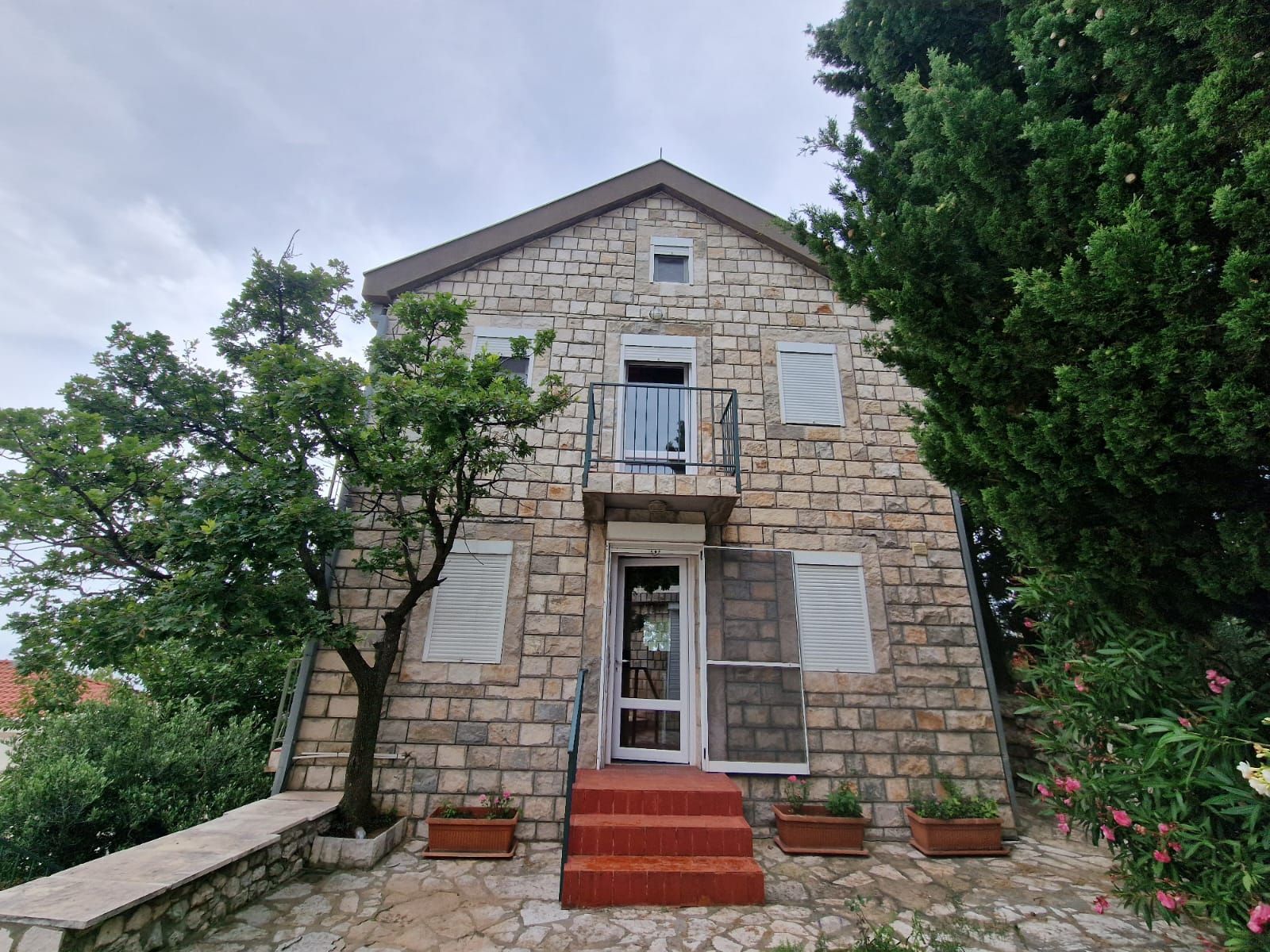 amforaproperty.com/Budva,Skočiđevojka-Kamena kuca sa bazenom i panoramskim pogledom na more