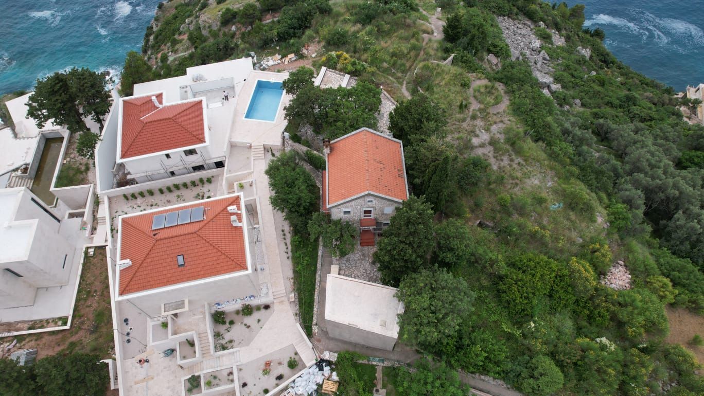amforaproperty.com/Budva,Skočiđevojka-Kamena kuca sa bazenom i panoramskim pogledom na more