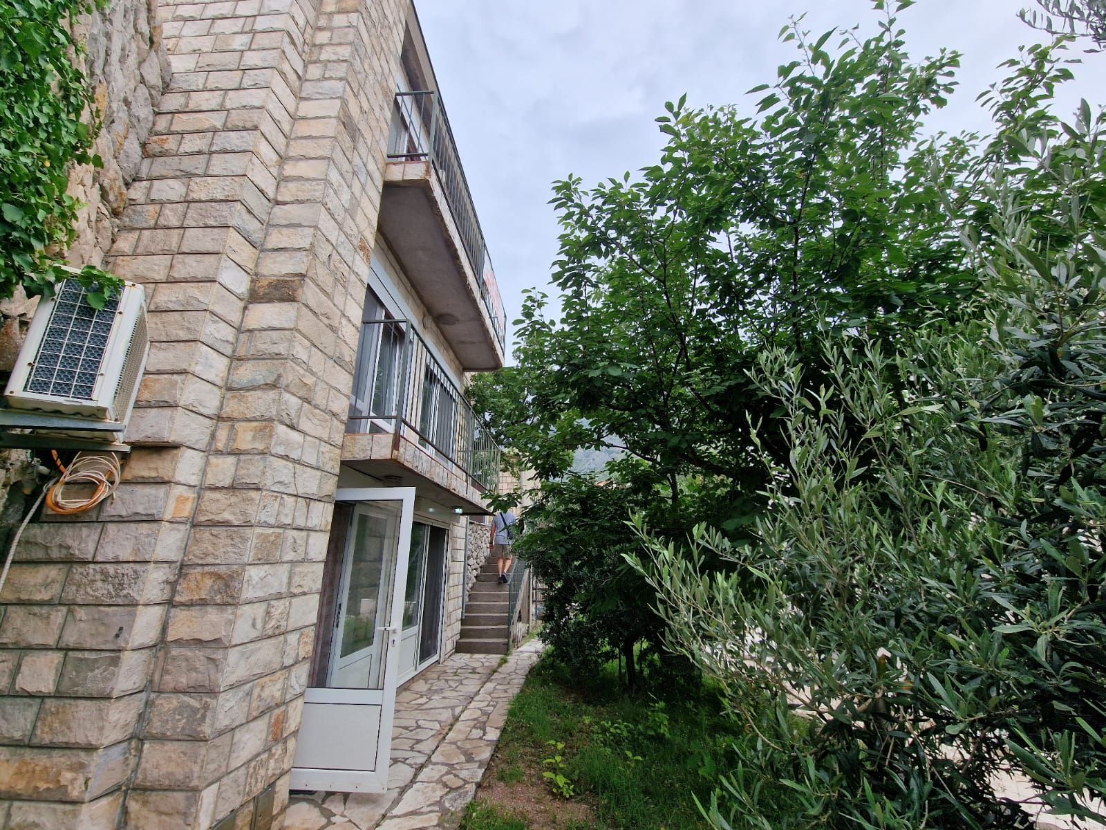amforaproperty.com/Budva,Skočiđevojka-Kamena kuca sa bazenom i panoramskim pogledom na more