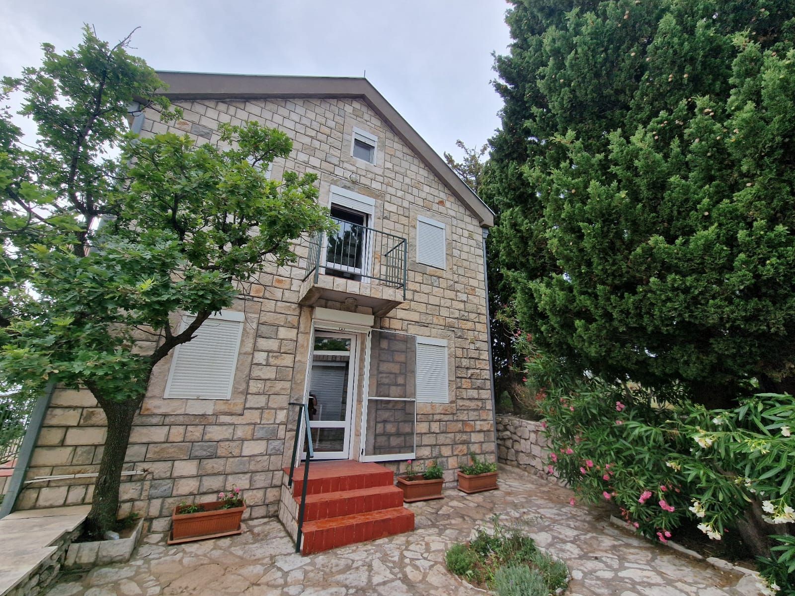 amforaproperty.com/Budva,Skočiđevojka-Kamena kuca sa bazenom i panoramskim pogledom na more