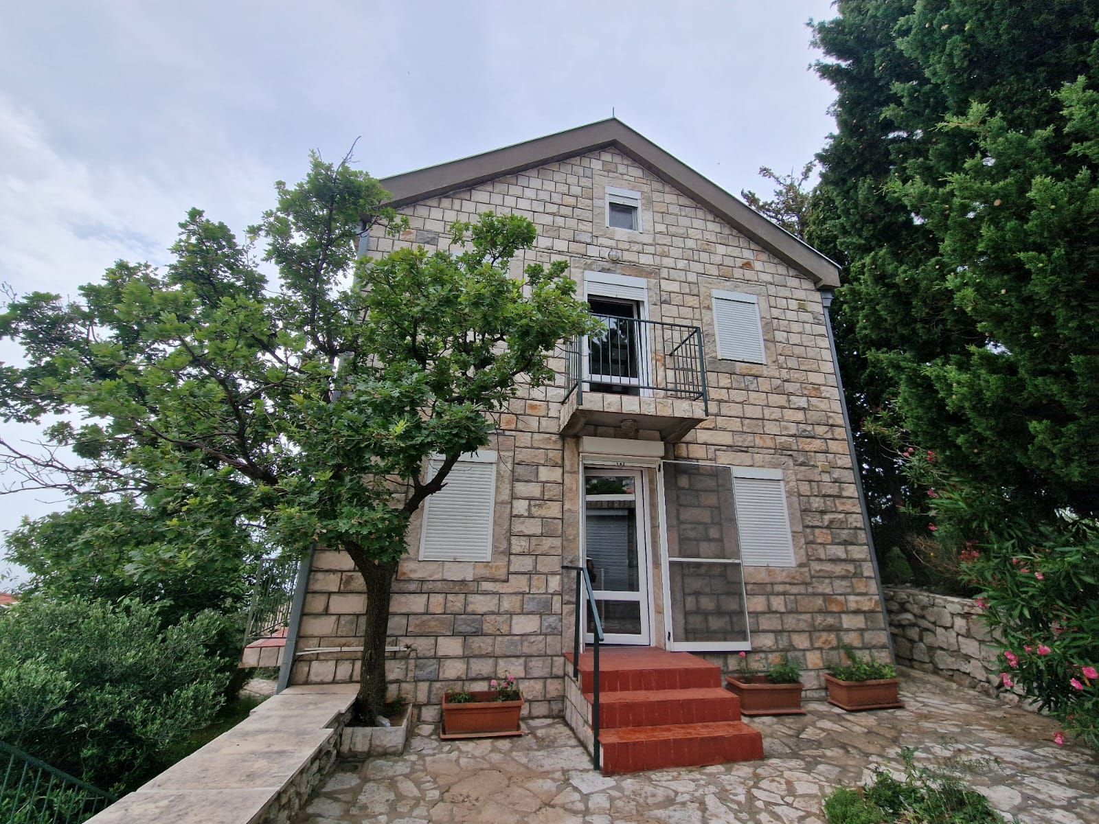 amforaproperty.com/Budva,Skočiđevojka-Kamena kuca sa bazenom i panoramskim pogledom na more