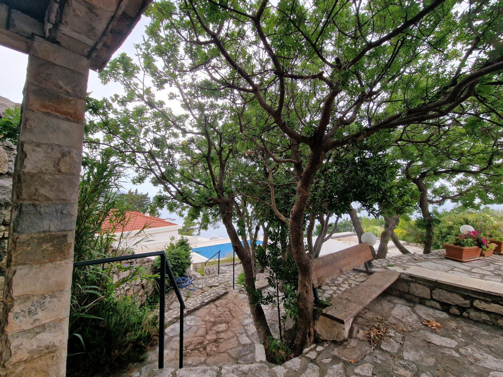 amforaproperty.com/Budva,Skočiđevojka-Kamena kuca sa bazenom i panoramskim pogledom na more