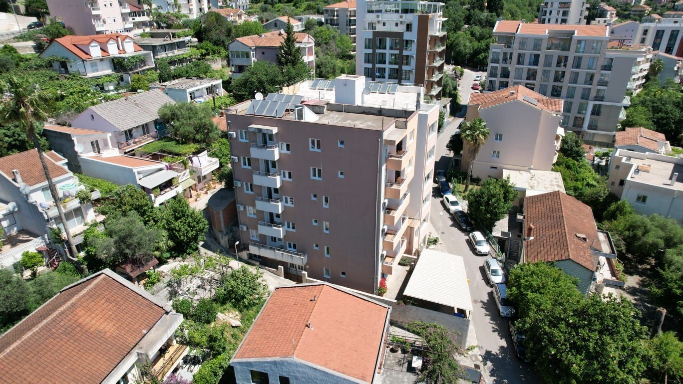 amforaproperty.com/Moderna stambena zgrada 1000m2 sa 18 apartmana u Bečićima, 300 metara od mora